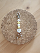 Load image into Gallery viewer, Daisy Keychain