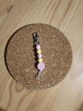 Load image into Gallery viewer, Daisy Keychain
